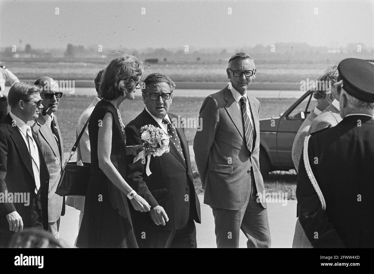 Il Segretario di Stato americano Henry Kissinger visita i Paesi Bassi; arrivo all'aeroporto di Schiphol, Nancy, Kissinger e Van der Stoel, 11 agosto 1976, ministri, Paesi Bassi, foto agenzia stampa del xx secolo, notizie da ricordare, documentario, fotografia storica 1945-1990, storie visive, Storia umana del XX secolo, che cattura momenti nel tempo Foto Stock