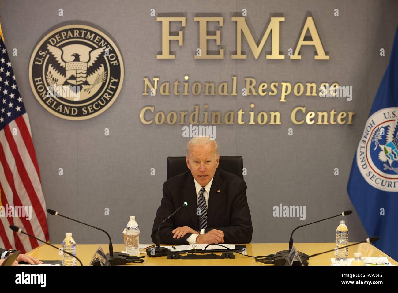 Il presidente degli Stati Uniti Joe Biden parla durante un briefing sulle prospettive dell'uragano Atlantico e gli sforzi di preparazione alla sede centrale della FEMA il 24 maggio 2021 a Washington, DC. Credit: Oliver Contreras/Pool via CNP /MediaPunch Foto Stock