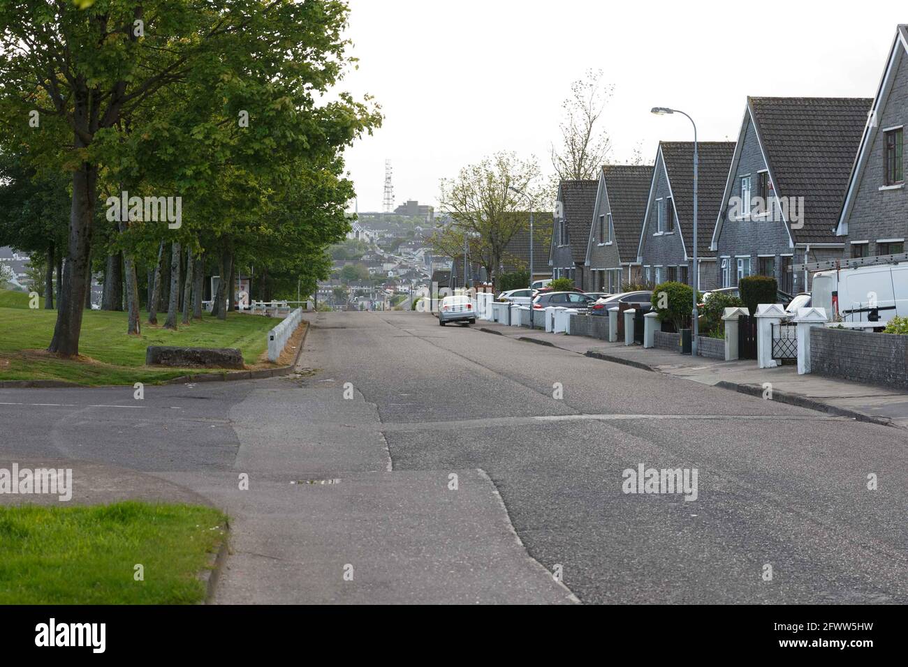 Cork, Irlanda, 24 maggio 2021. Misure di calming del traffico da introdurre a GlenHeights Road, Ballyvolane, Cork, Irlanda. All'inizio di questa sera il Consiglio comunale di Cork ha deciso dove sarebbero stati distribuiti i fondi per il Cork City North East Ward. Alcuni di questi fondi sono destinati a migliorare le strutture in aree come panchine e bidoni dei parchi locali, un'altra parte di questi fondi è destinata a misure di calmazione del traffico, come le rampe di velocità per frenare la velocità nelle aree all'interno del reparto. GlenHeights Road a Ballyvolane è una di queste aree. Altre aree includono due località a Mayfiel Foto Stock