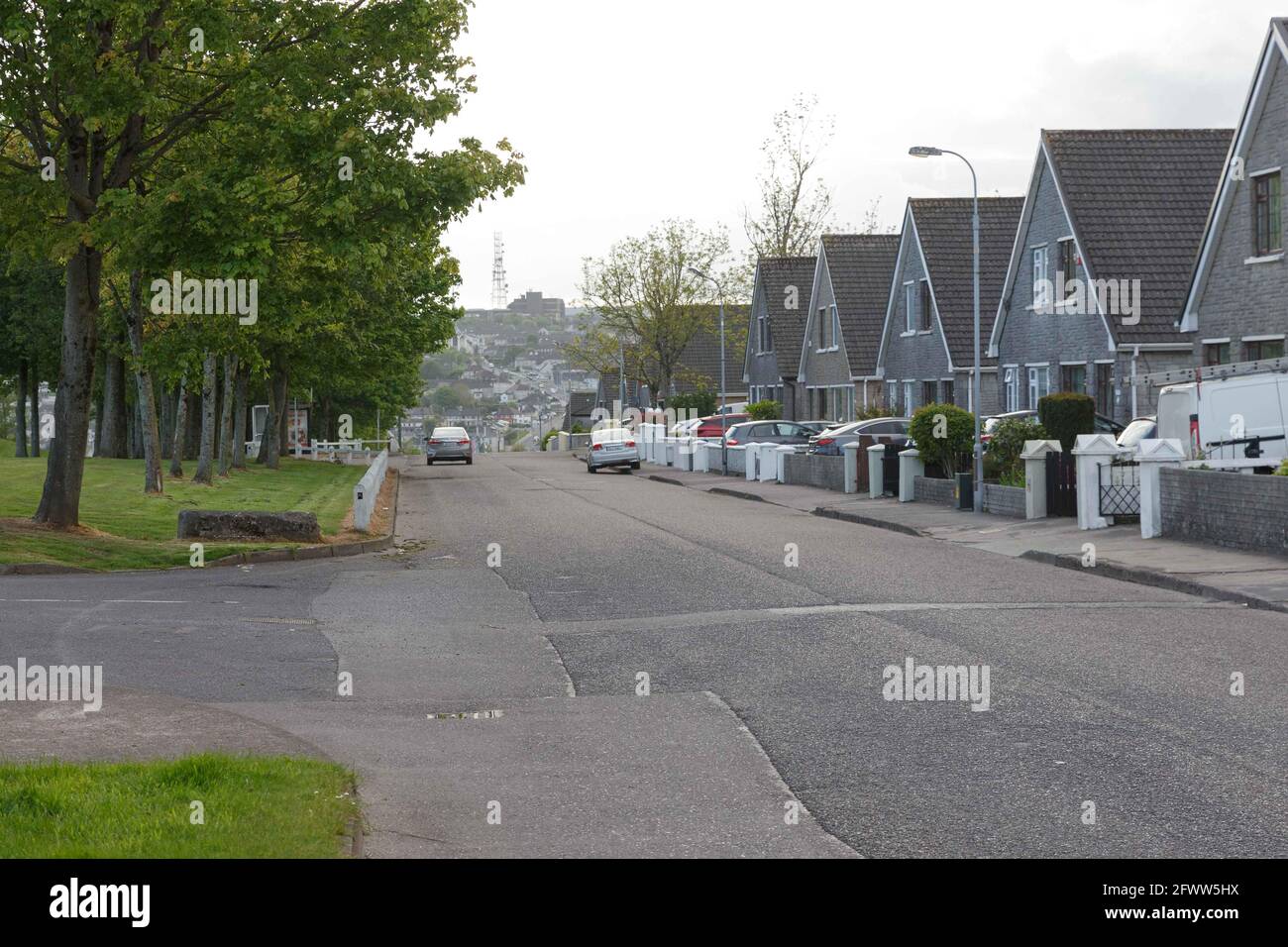 Cork, Irlanda, 24 maggio 2021. Misure di calming del traffico da introdurre a GlenHeights Road, Ballyvolane, Cork, Irlanda. All'inizio di questa sera il Consiglio comunale di Cork ha deciso dove sarebbero stati distribuiti i fondi per il Cork City North East Ward. Alcuni di questi fondi sono destinati a migliorare le strutture in aree come panchine e bidoni dei parchi locali, un'altra parte di questi fondi è destinata a misure di calmazione del traffico, come le rampe di velocità per frenare la velocità nelle aree all'interno del reparto. GlenHeights Road a Ballyvolane è una di queste aree. Altre aree includono due località a Mayfiel Foto Stock