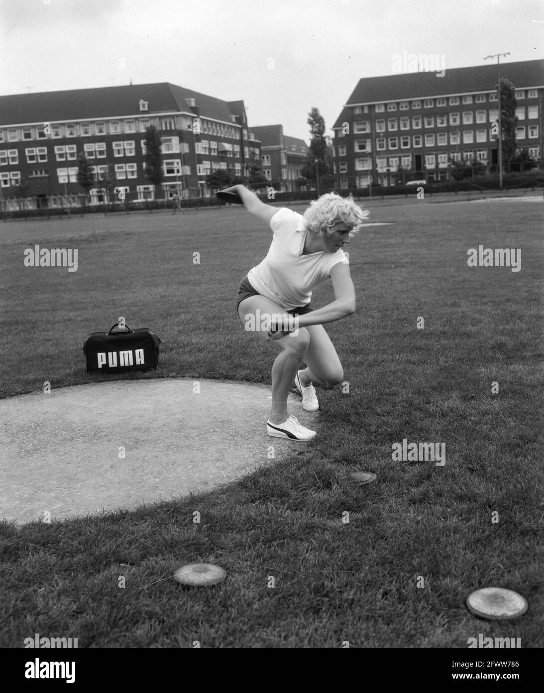 Assegnazione Cor du Buy (scarpe sportive), 28 luglio 1964, SCARPE SPORTIVE, atletica, Discus Throw, Paesi Bassi, foto agenzia stampa del XX secolo, notizie da ricordare, documentario, fotografia storica 1945-1990, storie visive, Storia umana del XX secolo, che cattura momenti nel tempo Foto Stock