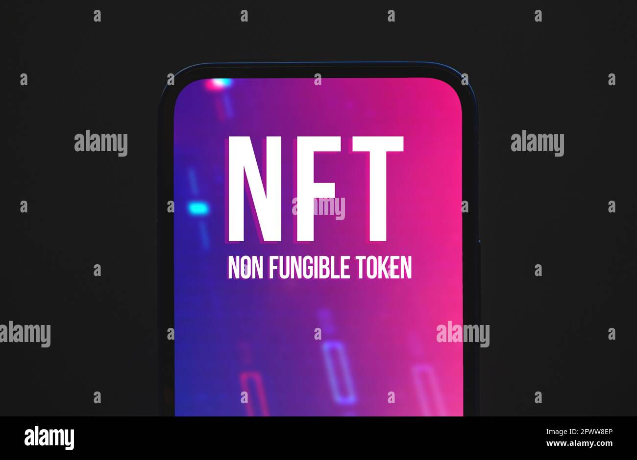 Gettoni non fungibili NFT Concept sfondo, logo sullo schermo del moderno cellulare mobile, vista dall'alto Foto Stock