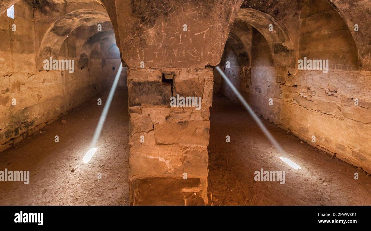 Fasci di luce in una stanza a Qasr Kharana a volte Harrana, al-Kharanah, Kharaneh o Hraneh , castello desertico nella Giordania orientale Foto Stock