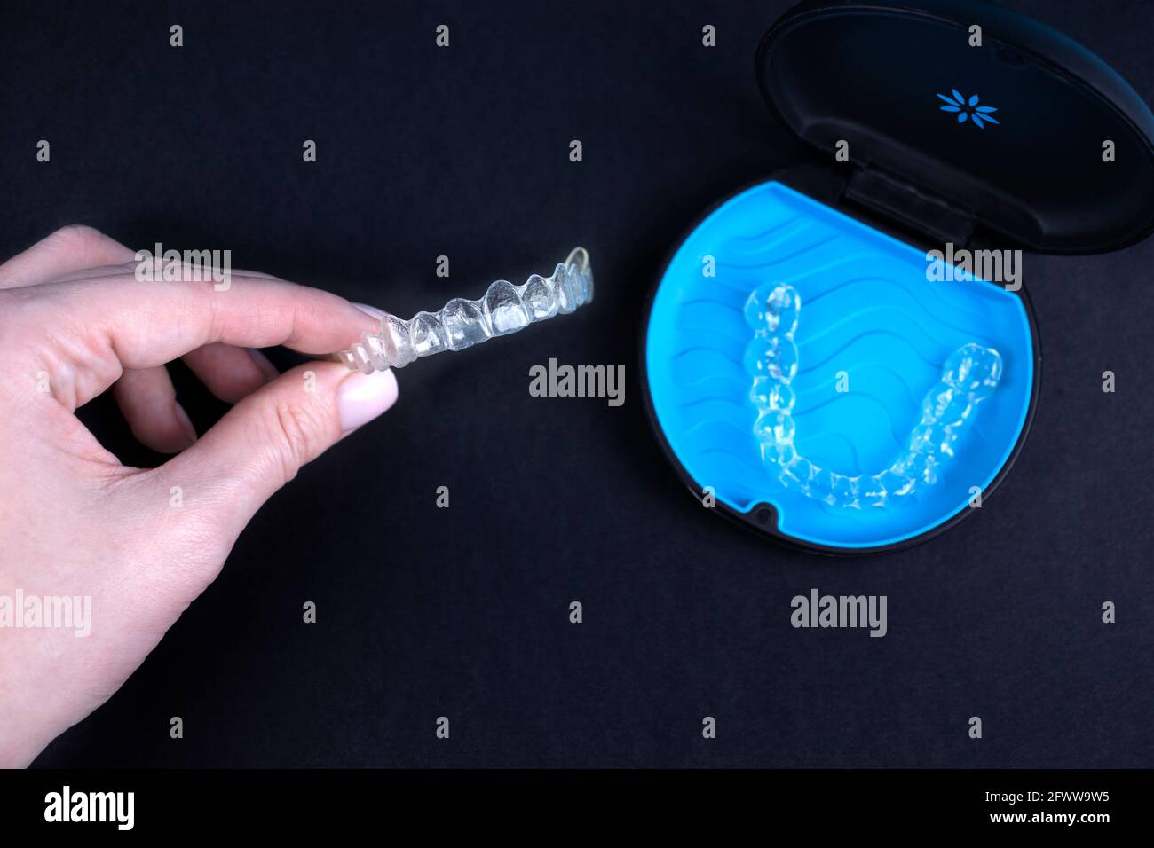 Contenitore per fermi trasparenti Invisalign su fondo blu. Allineatori,  pulizia dei cristalli Foto stock - Alamy
