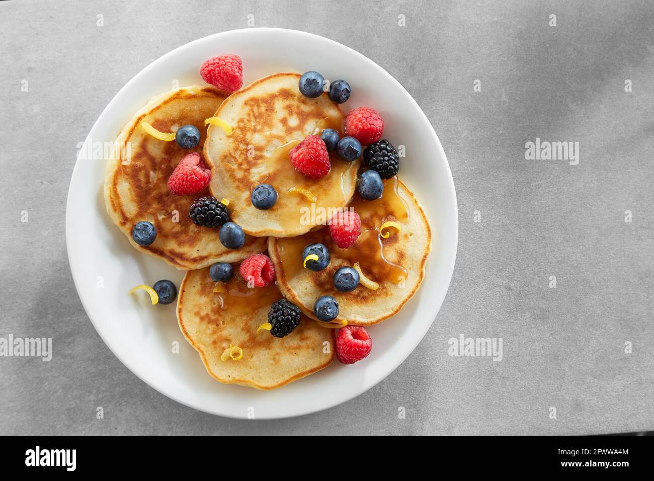 Pancake al latticello con frutti di bosco Foto Stock