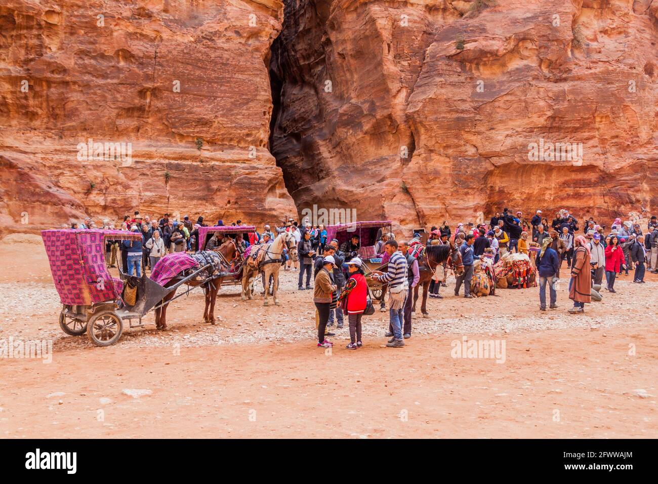 PETRA, GIORDANIA - 23 MARZO 2017: Turisti nell'antica città di Petra, Giordania Foto Stock