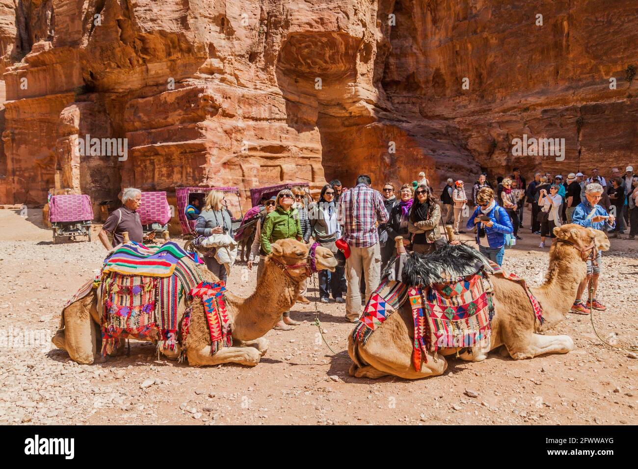 PETRA, GIORDANIA - 24 MARZO 2017: Turisti, cammelli e carrozze a cavallo nell'antica città di Petra, Giordania Foto Stock