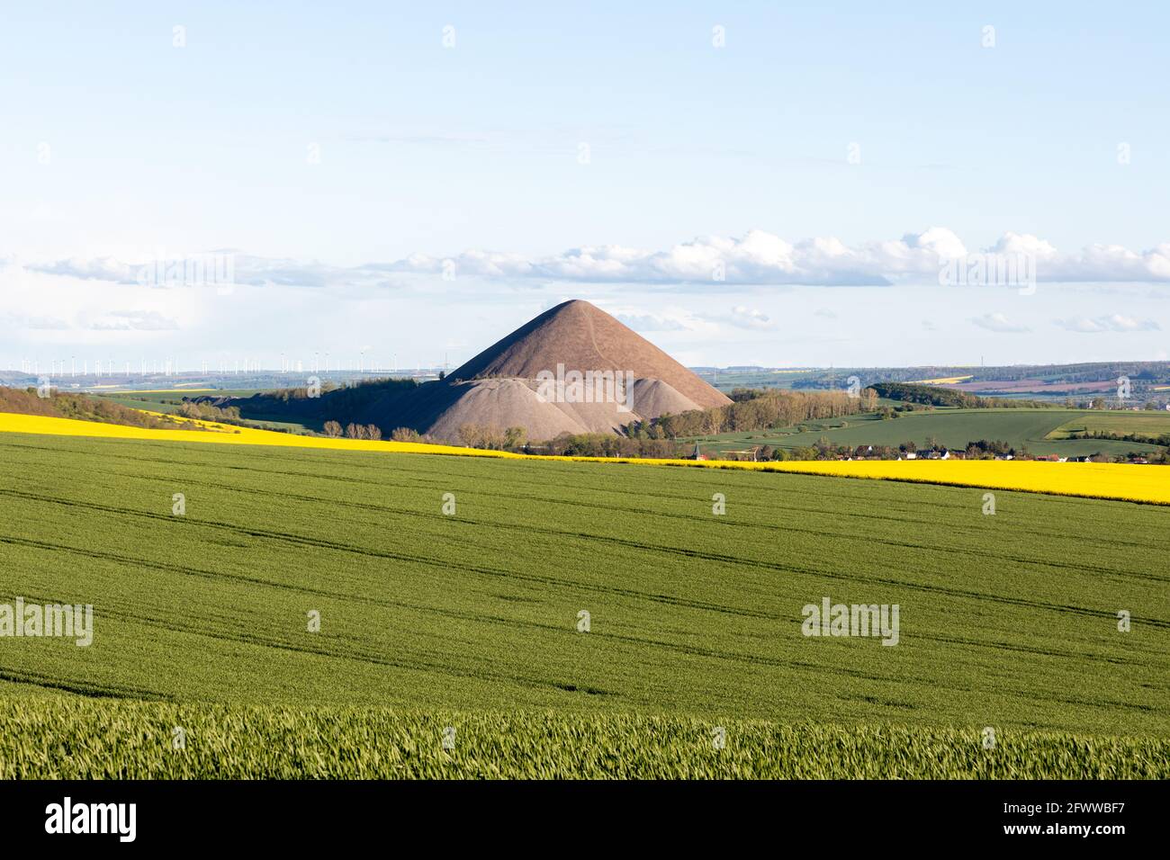 Panoramaaufnahme Landschaft Mansfelder Land mit Abraumhalden Bergbau Foto Stock