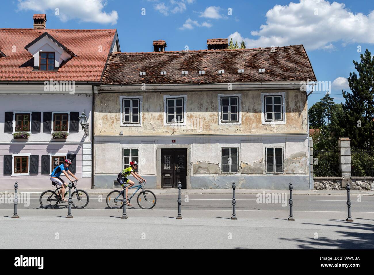 Pedalando attraverso Kamnik, Slovenia Foto Stock