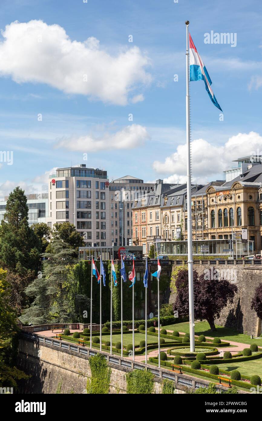 Bandiere nei giardini formali, Lussemburgo Foto Stock