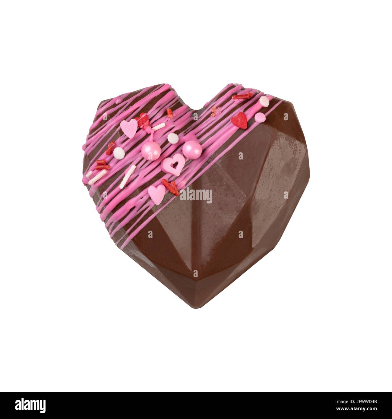 Decorato cuore di cioccolato imbottito isolato su sfondo bianco. Foto Stock