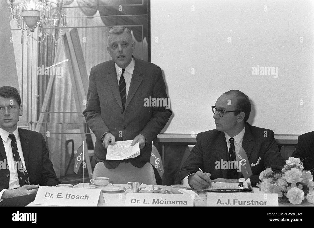 Conferenza stampa della compagnia di assicurazioni Abbey Leven ad Amsterdam, sul cambiamento del sistema di assicurazione sulla vita per i non fumatori Dr. Meinsma ad essa, 3 giugno 1969, conferenze stampa, Paesi Bassi, foto agenzia stampa del xx secolo, notizie da ricordare, documentario, fotografia storica 1945-1990, storie visive, Storia umana del XX secolo, che cattura momenti nel tempo Foto Stock