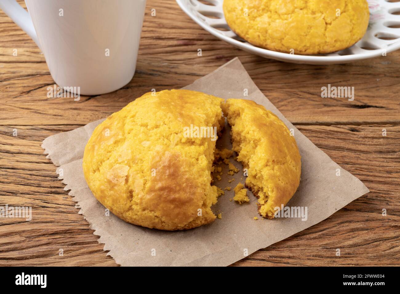 Broa, tipico pane di farina di mais brasiliano con caffè. Foto Stock