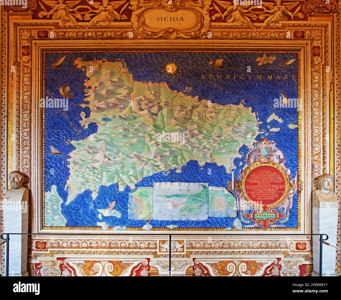 Antica mappa della Sicilia dipinta su un muro a Musei Vaticani, Roma Foto Stock