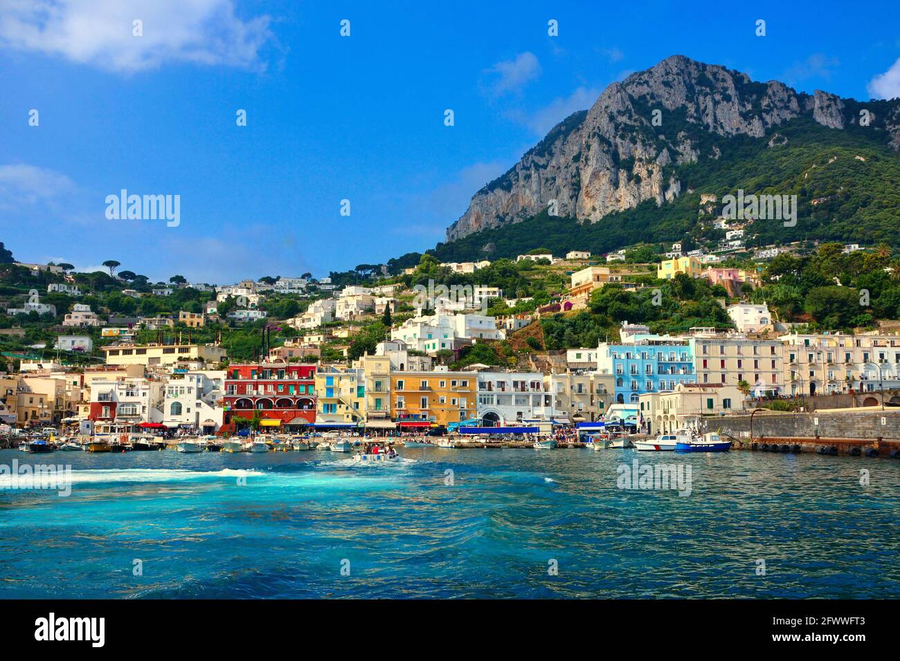 Porto colorato, Marina Grande sulla splendida isola mediterranea di Capri, Italia Foto Stock