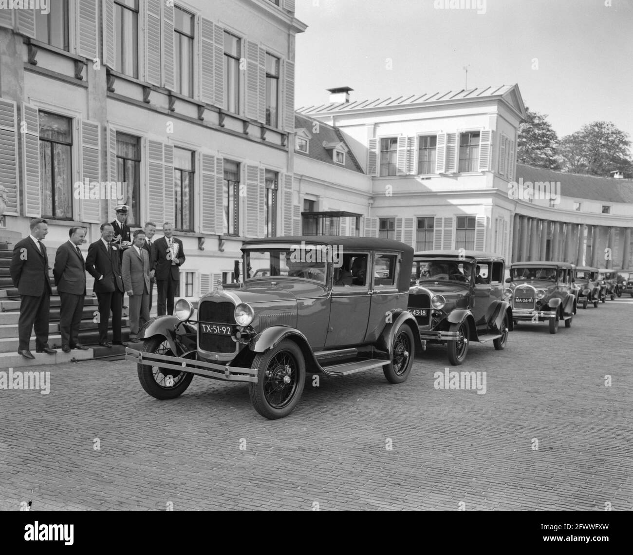 A Ford Club Nederland dearchiviato per il principe Bernhard a Palace Soestdijk, 30 settembre 1964, automobili, defile, I Paesi Bassi, foto agenzia stampa del XX secolo, notizie da ricordare, documentario, fotografia storica 1945-1990, storie visive, Storia umana del XX secolo, che cattura momenti nel tempo Foto Stock