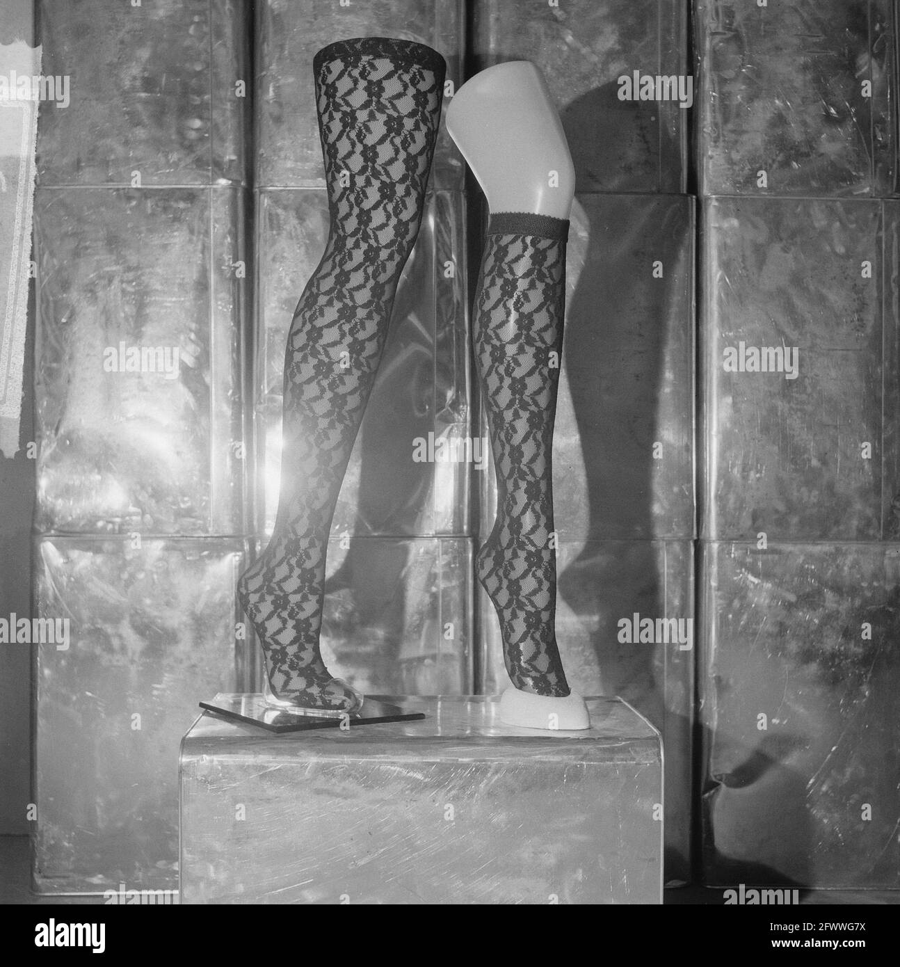 Assegnazione Fiera della casa, 1 maggio 1964, fiere della casa, calze, Pantyhose, Paesi Bassi, foto agenzia stampa del XX secolo, notizie da ricordare, documentario, fotografia storica 1945-1990, storie visive, Storia umana del XX secolo, che cattura momenti nel tempo Foto Stock