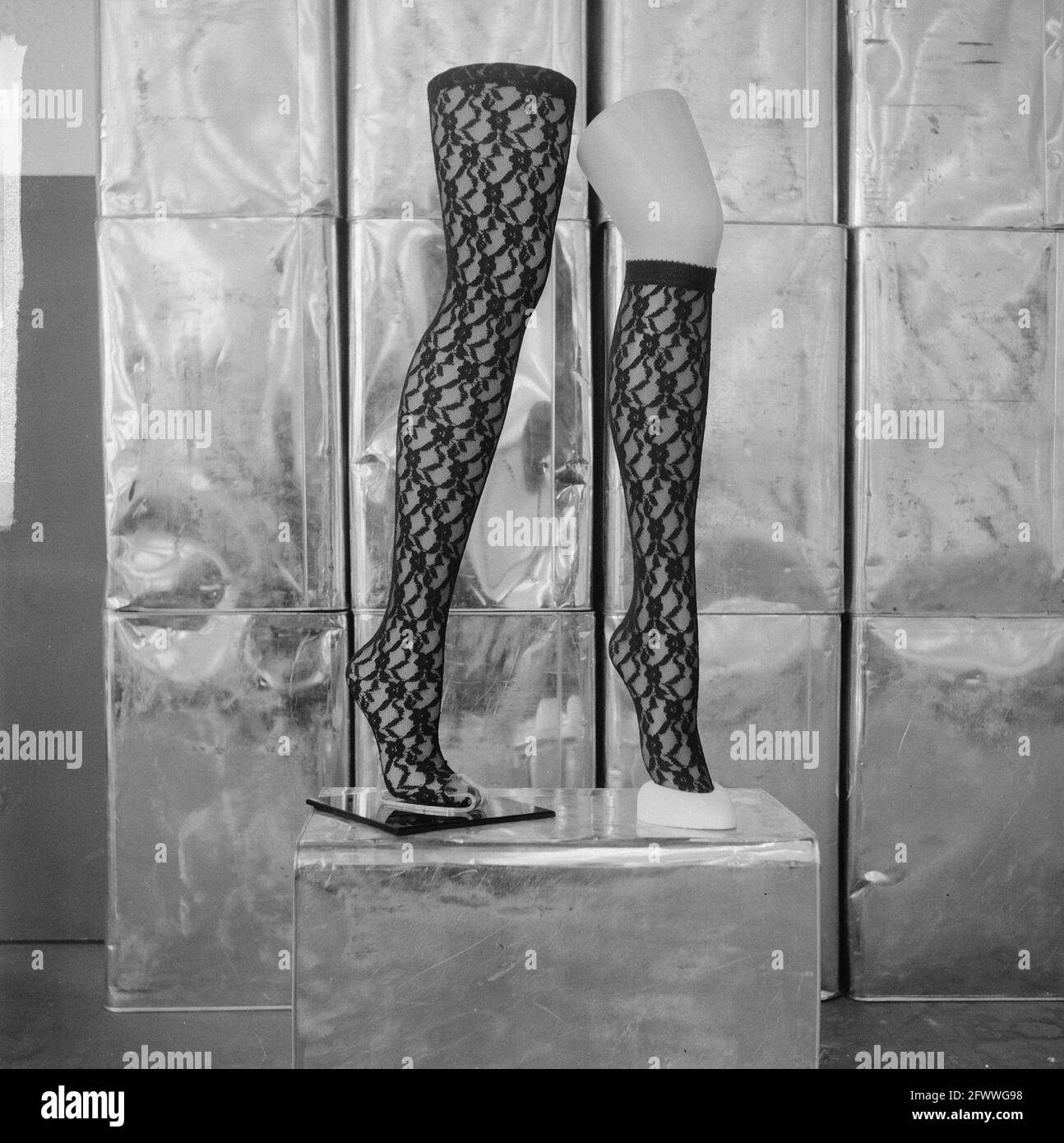 Assegnazione Fiera della casa, 1 maggio 1964, fiere della casa, calze, Pantyhose, Paesi Bassi, foto agenzia stampa del XX secolo, notizie da ricordare, documentario, fotografia storica 1945-1990, storie visive, Storia umana del XX secolo, che cattura momenti nel tempo Foto Stock