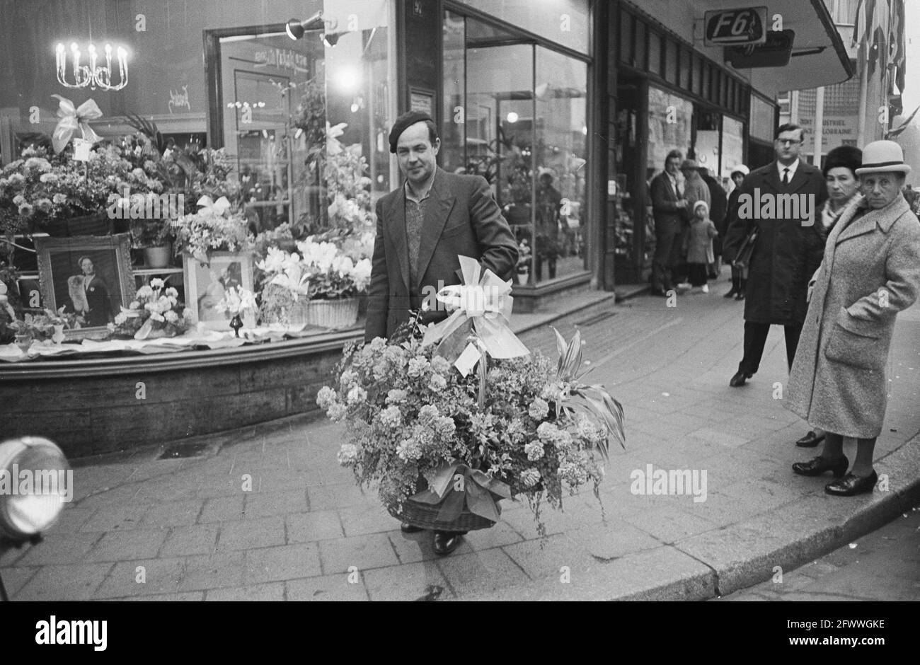 L'abdicazione e la successione in Lussemburgo, in vetrina ci sono ritratti famiglia ducale, 11 novembre 1964, RITRATTI, abdicazioni, windows, famiglie, Paesi Bassi, foto agenzia stampa del XX secolo, notizie da ricordare, documentario, fotografia storica 1945-1990, storie visive, Storia umana del XX secolo, che cattura momenti nel tempo Foto Stock