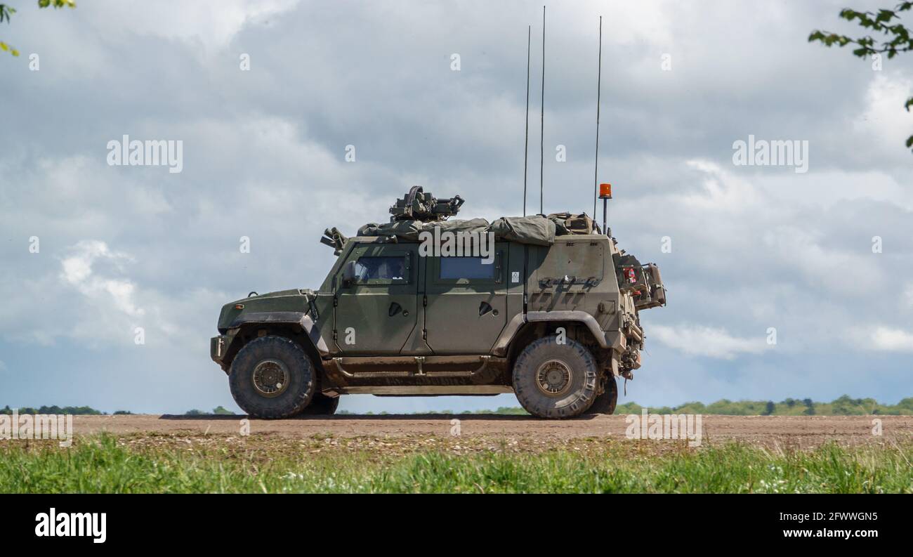 Esercito britannico Panther 4x4 comando e veicolo di collegamento in azione sulla Salisbury Plain zona di addestramento militare, Wiltshire Regno Unito Foto Stock