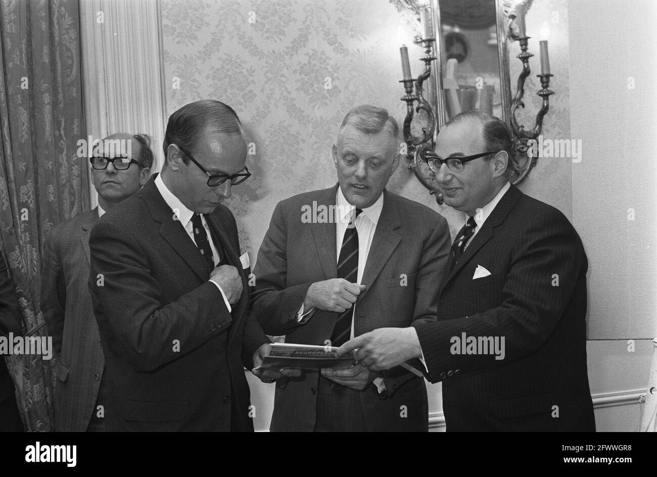 Conferenza stampa della compagnia di assicurazioni Abbey Leven ad Amsterdam, sul cambiamento del sistema di assicurazione sulla vita per i non fumatori Dr. Meinsma al 3 giugno 1969, conferenze stampa, Paesi Bassi, foto agenzia stampa del xx secolo, notizie da ricordare, documentario, fotografia storica 1945-1990, storie visive, Storia umana del XX secolo, che cattura momenti nel tempo Foto Stock