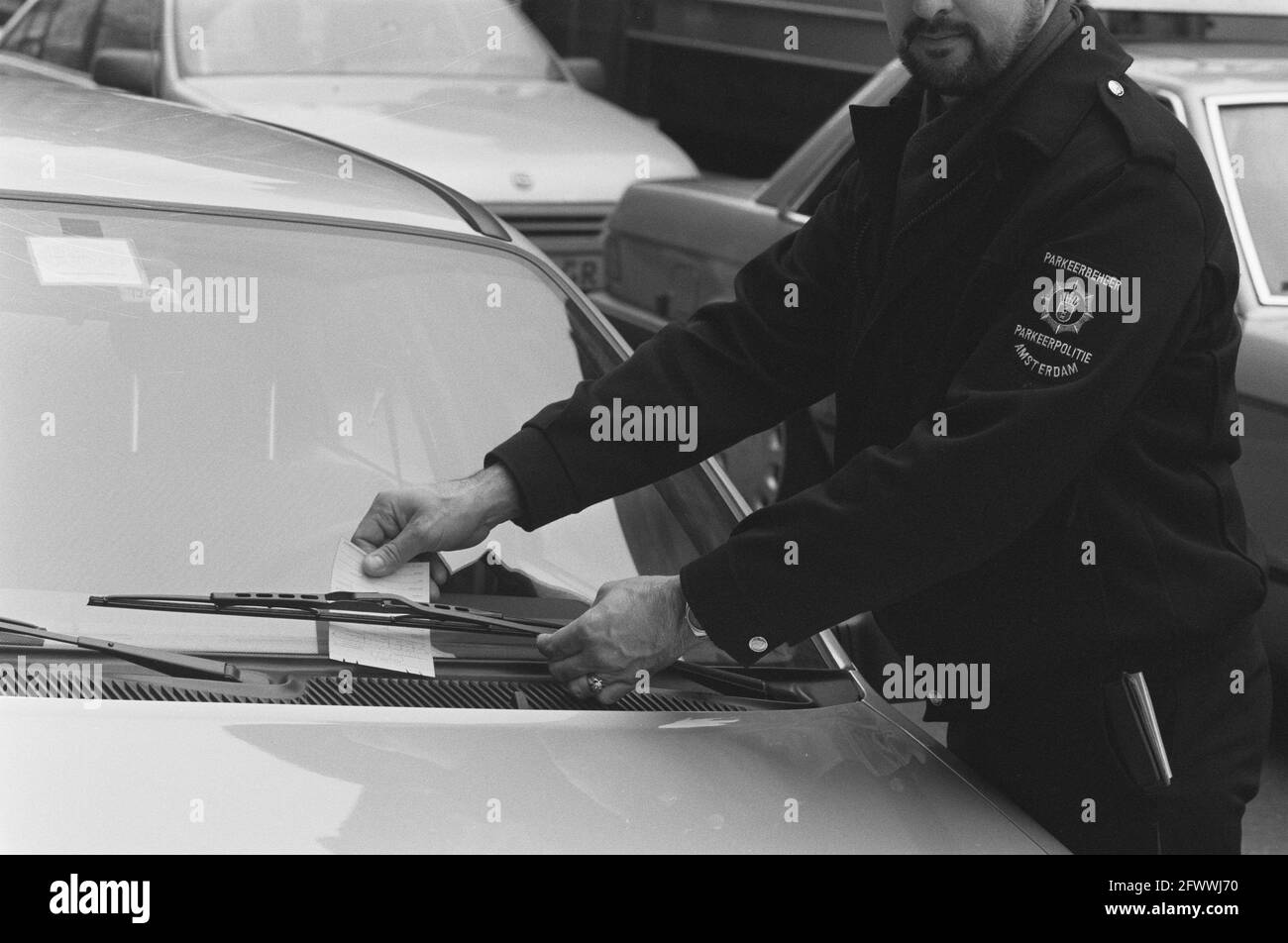 Incarico Meulenhof; l'addetto al parcheggio scivola la ricevuta dietro il tergicristallo, 31 marzo 1988, ricevute di parcheggio, Paesi Bassi, foto agenzia stampa del xx secolo, notizie da ricordare, documentario, fotografia storica 1945-1990, storie visive, Storia umana del XX secolo, che cattura momenti nel tempo Foto Stock