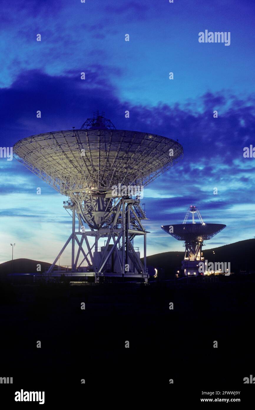 Antenne radiotelescopi a Goldstone; California. Le antenne fanno parte della rete DSN (Deep Space Network). La parabola Marte da 70 metri; a destra; è lo strumento principale per ricevere segnali radio sempre più deboli dalla navicella spaziale Voyager; tra gli altri programmi della NASA. Foto Stock