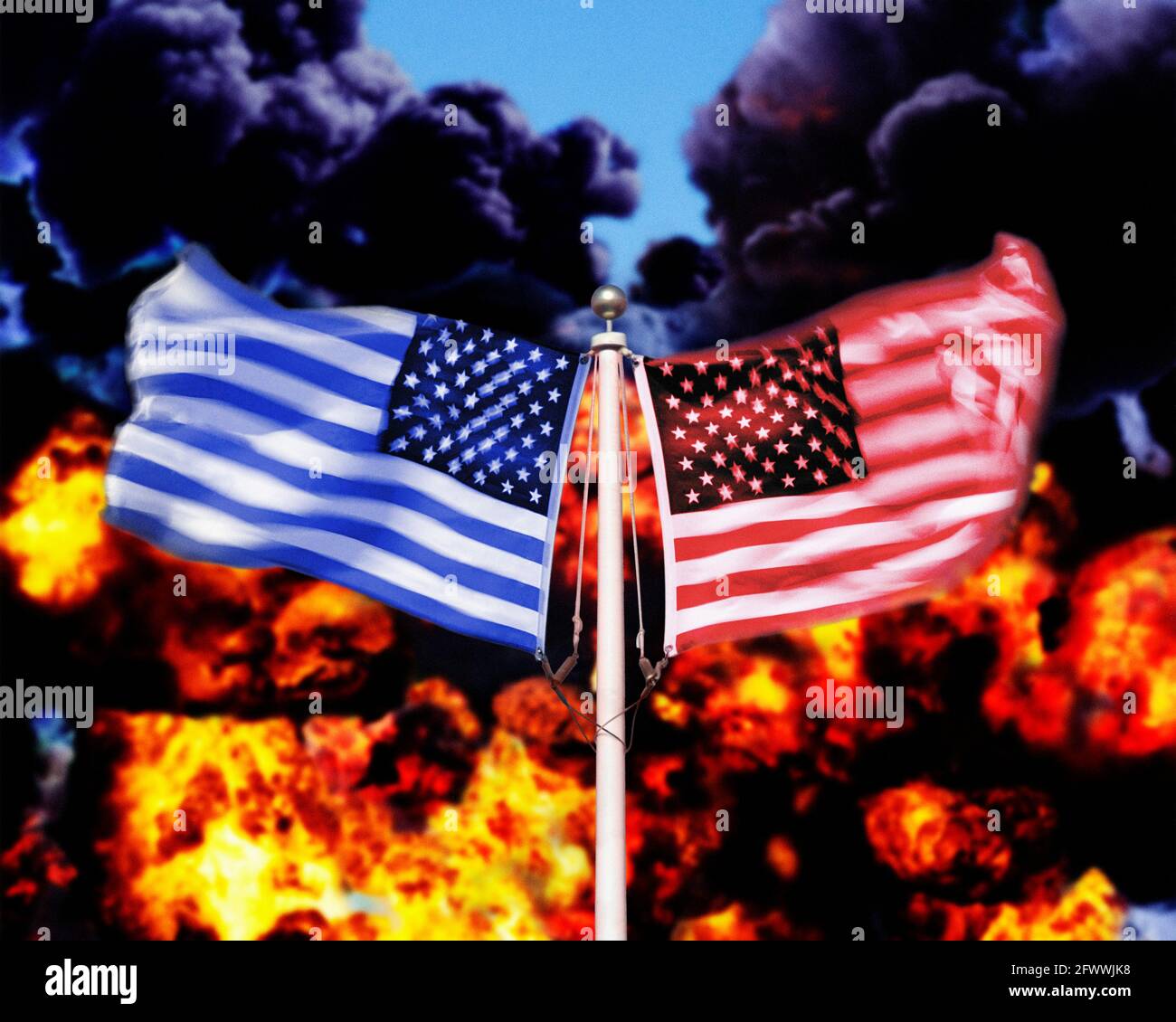 Le bandiere blu e rosse dell'America ondano fianco a fianco in venti opposti su un singolo flagpole; contro uno sfondo di bomba scoppio fuoco e fumo. Simbolico della cultura-guerra tra le fazioni politiche liberali e conservatrici americane. Composito digitale. Foto Stock