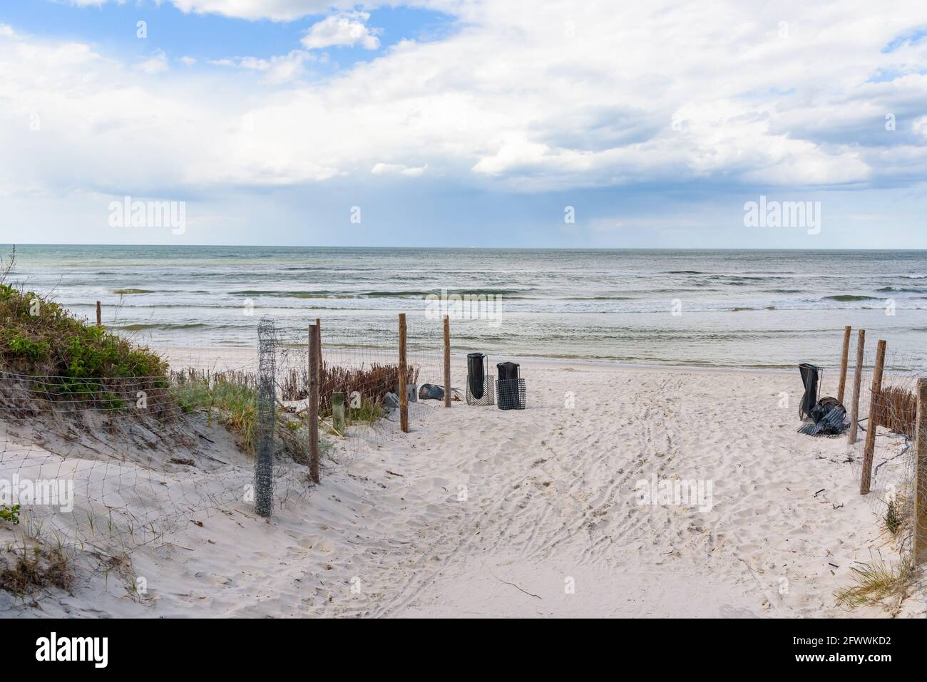 Percorso di sabbia per la spiaggia attraverso le dune del Baltico mare Foto Stock