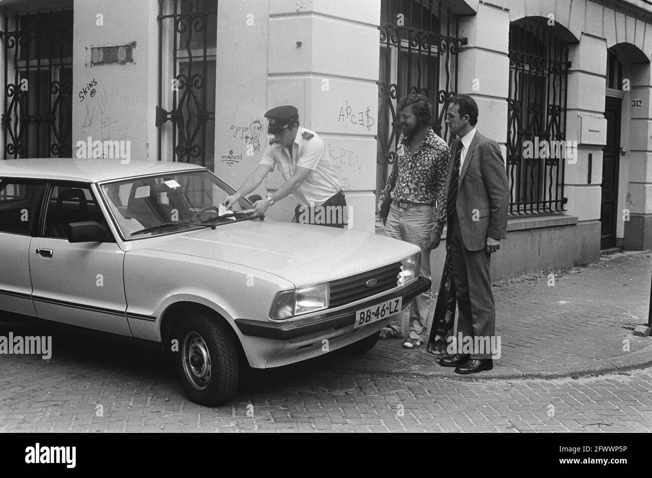 L'alderman Michael van der Vlis di Amsterdam (centro) e Ir Jan Barkhof, vice direttore generale di ANWB (a destra), guarda come un addetto al parcheggio emette un biglietto con informazioni sui lotti P+R invece di una multa per un'auto parcheggiata erroneamente ad Amsterdam, 8 settembre 1981, automobili, direttori, Condizioni di parcheggio, parcheggi, assistenti di parcheggio, aldermen, Paesi Bassi, foto agenzia stampa del xx secolo, notizie da ricordare, documentario, fotografia storica 1945-1990, storie visive, Storia umana del XX secolo, che cattura momenti nel tempo Foto Stock