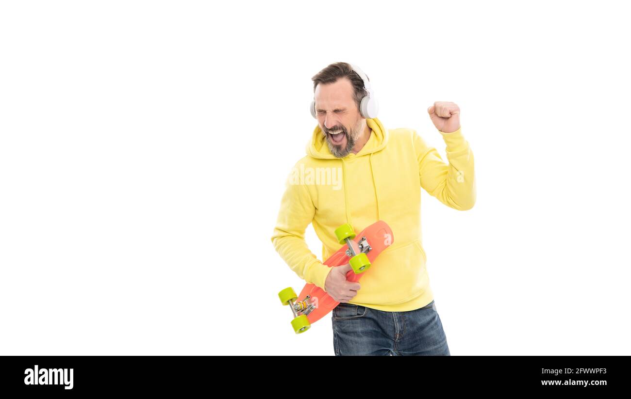 happy man ascolta la musica in cuffia tenere penny skateboard isolato su bianco copia spazio, attività. Foto Stock