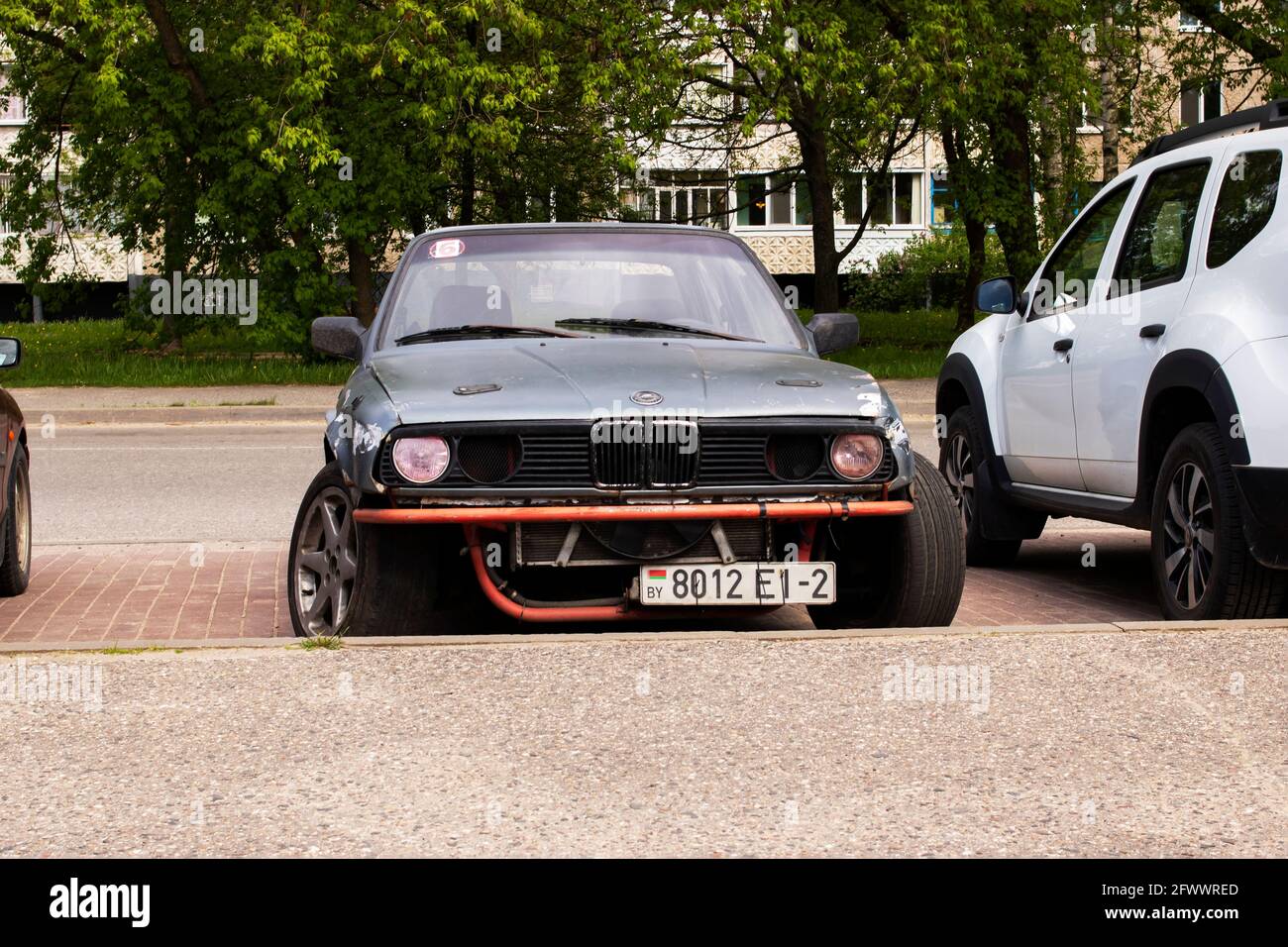 BIELORUSSIA, NOVOPOLOTSK - 24 MAGGIO 2021: Auto BMW nera con paraurti rotto primo piano Foto Stock