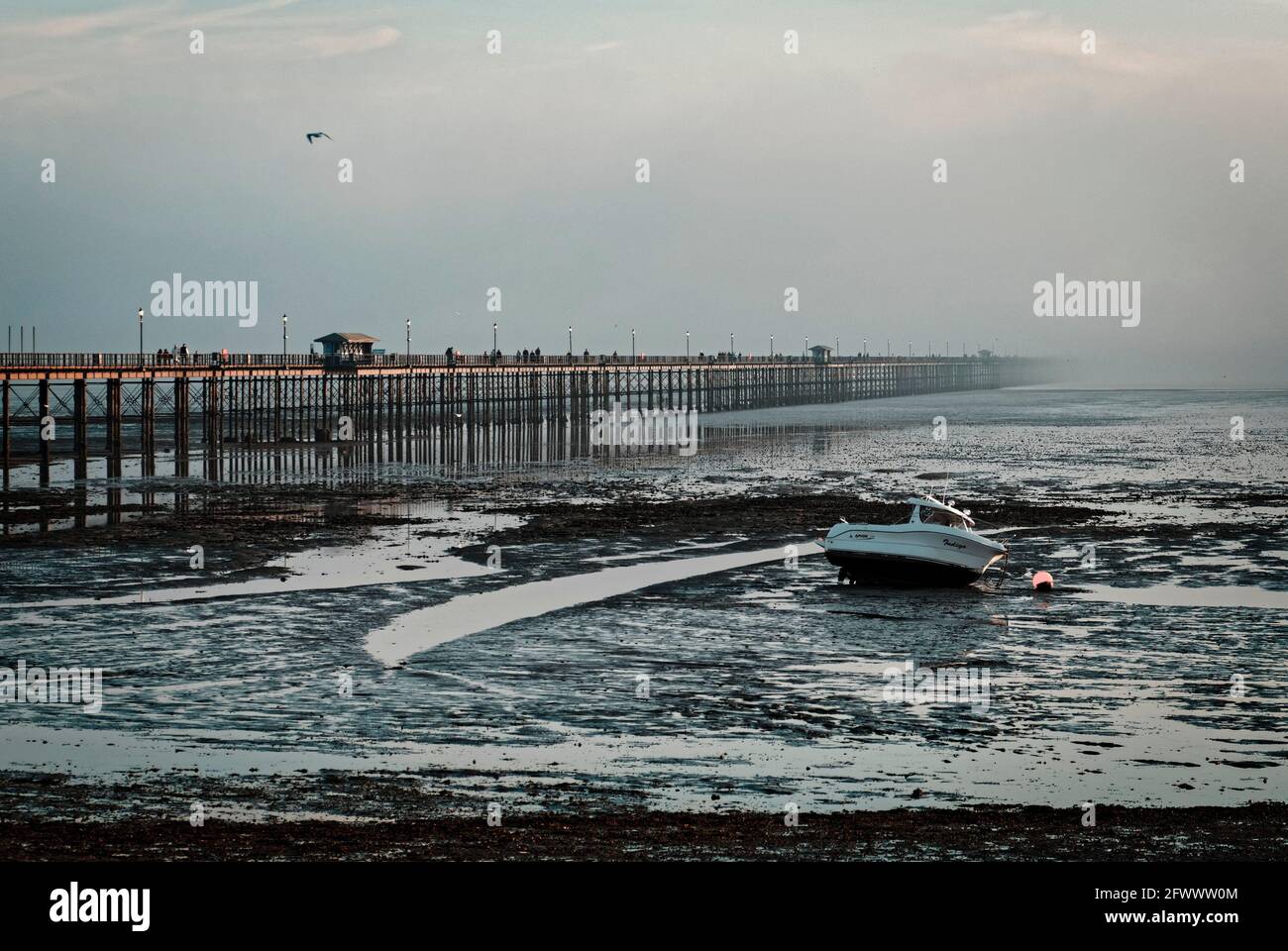 Southend Pier, il molo più lungo del mondo, a 1.34 miglia o 2.16 km, raggiunge l'estuario del Tamigi, Southend-on-Sea, Essex, Gran Bretagna Foto Stock