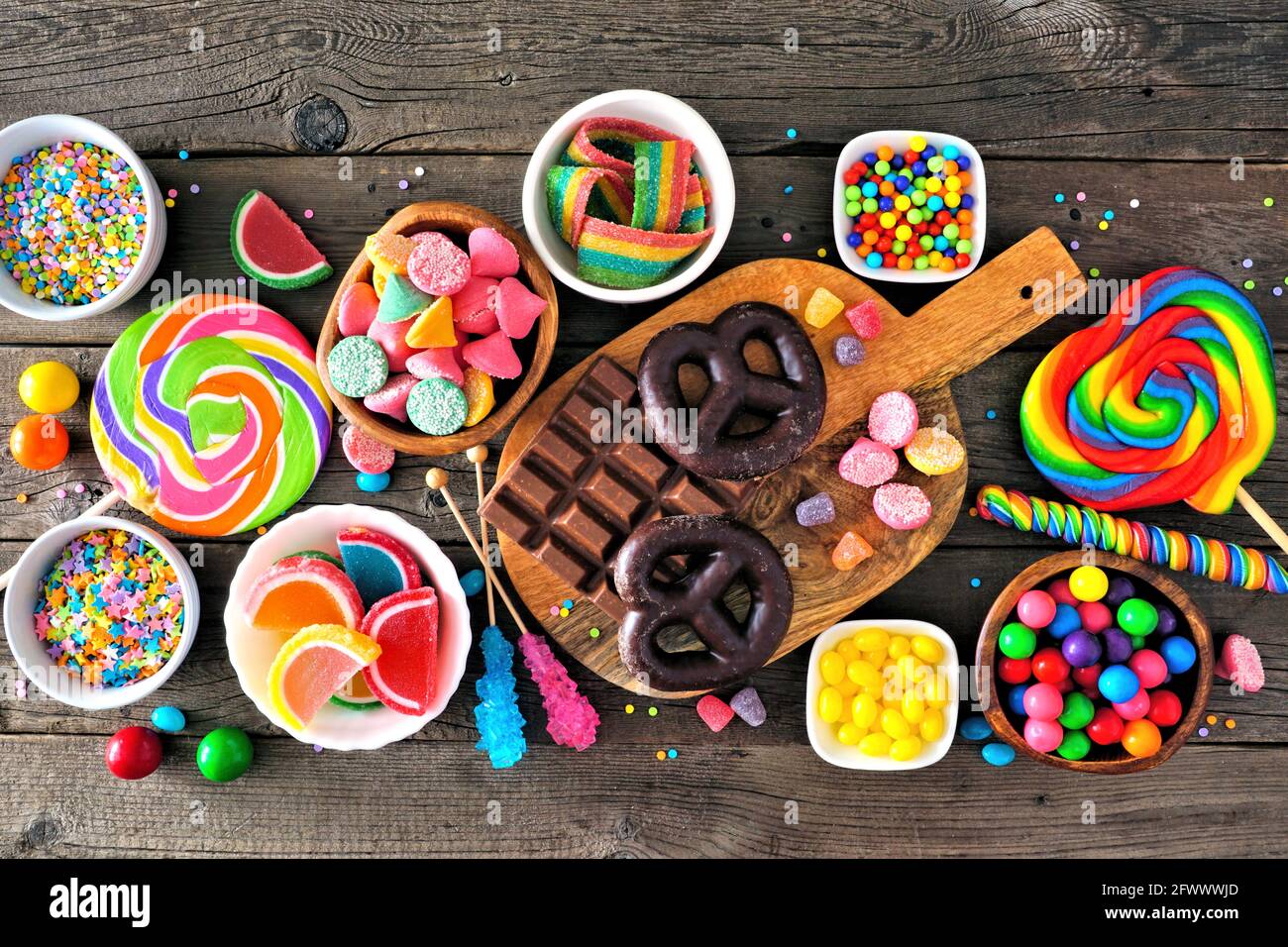 Variopinto buffet di dolci caramelle. Vista su uno sfondo rustico in legno  Foto stock - Alamy