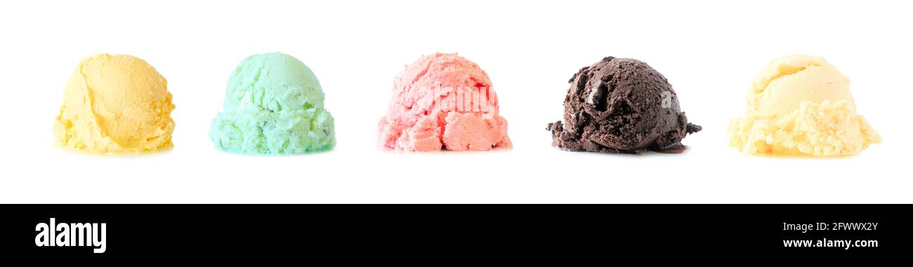 Assortimento di scoop per gelato isolati su fondo bianco. Sapori di limone, menta, fragola, cioccolato e vaniglia. Foto Stock