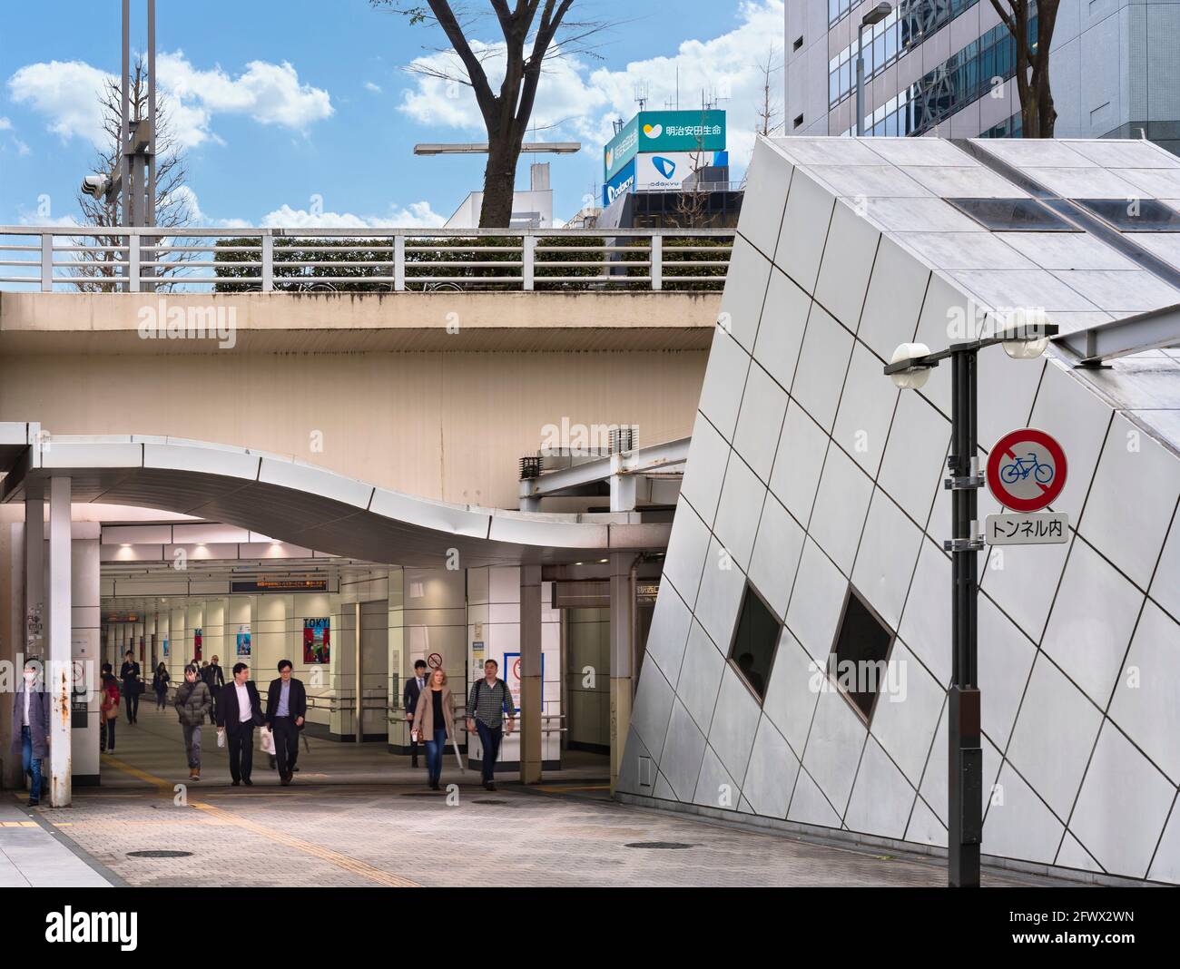 tokyo, giappone - aprile 08 2019: Persone che camminano nel tunnel sotterraneo progettato con forme geometriche lungo il Chuo Avenue che conduce alla parte ovest Foto Stock