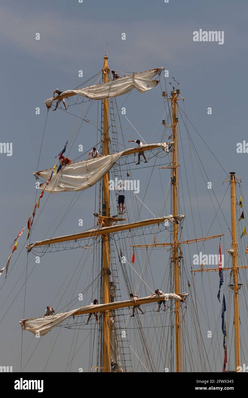 KRI Dewaruci (Marina indonesiana) L'equipaggio sta mettendo le vele alle alte navi visita al porto di Istanbul Durante la regata della nave Tall Foto Stock