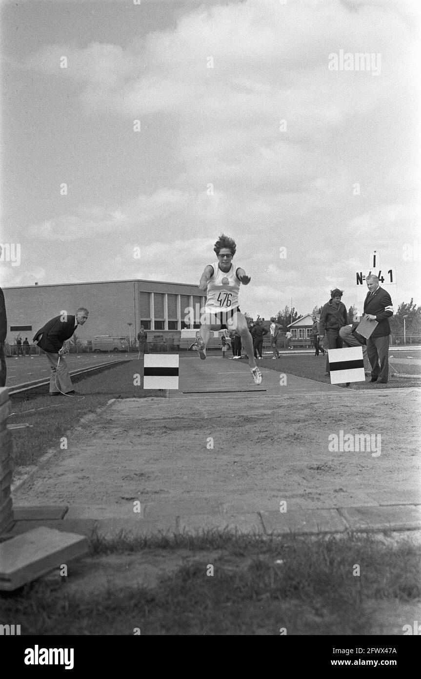 Open Athletics Championships di Amsterdam. Le Signore di salto lungo numero 16 R. Koekoek in azione, numero R. van der Ploeg in azione, numero 18 A. Smits, 12 maggio 1968, VERSPRINGEN, atletica, championships, Paesi Bassi, foto agenzia stampa del XX secolo, notizie da ricordare, documentario, fotografia storica 1945-1990, storie visive, Storia umana del XX secolo, che cattura momenti nel tempo Foto Stock
