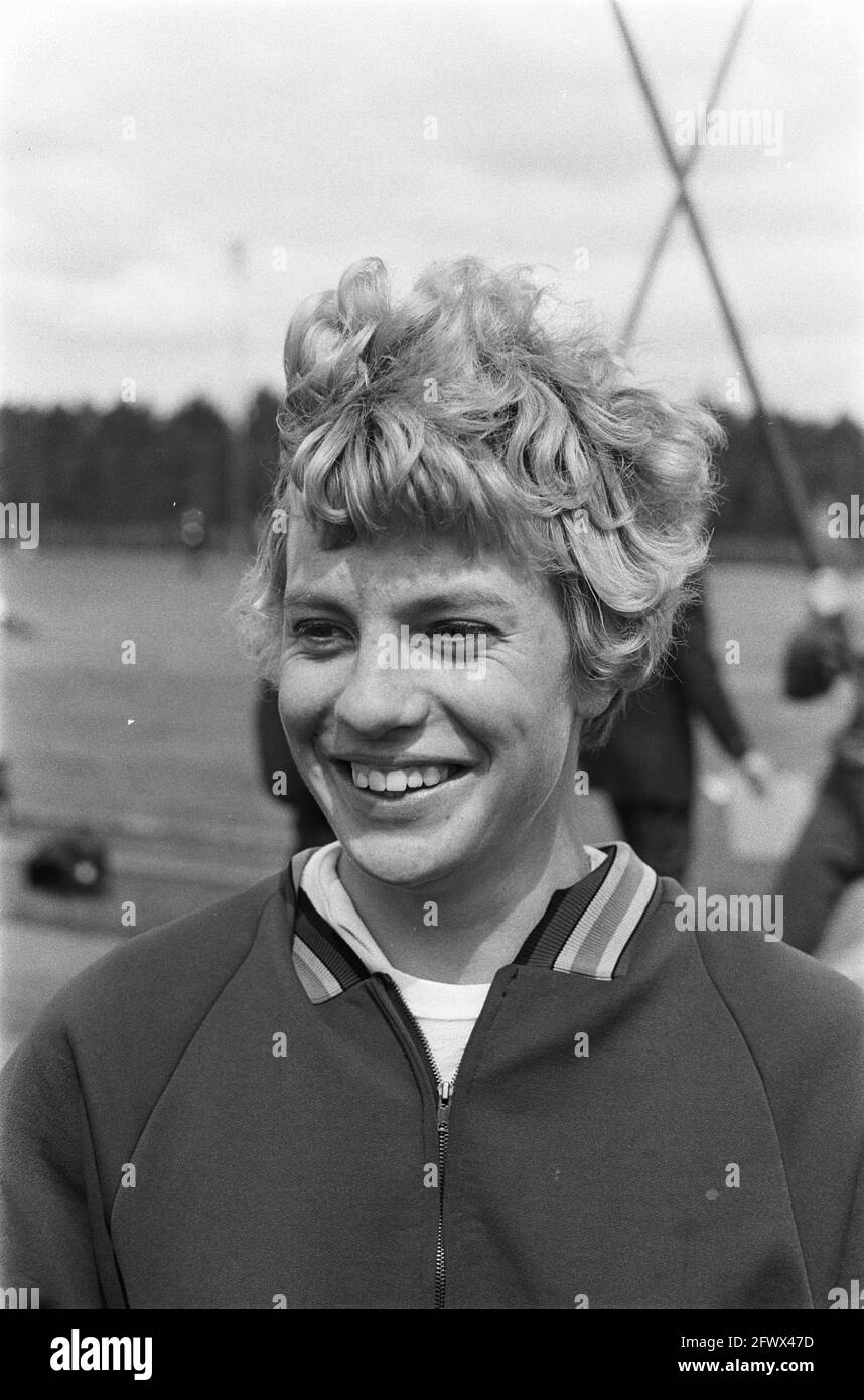 Open Athletics Championships di Amsterdam. Numero 30 Mieke Sterk, numeri 31,32 R. Koekoek salto lungo, 12 maggio 1968, atletica, campionati, I Paesi Bassi, foto agenzia stampa del XX secolo, notizie da ricordare, documentario, fotografia storica 1945-1990, storie visive, Storia umana del XX secolo, che cattura momenti nel tempo Foto Stock
