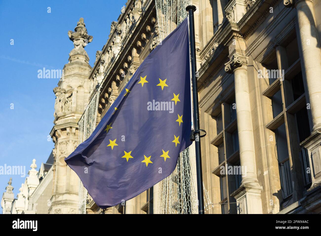 Bandiera europea su un municipio in Francia. Foto Stock