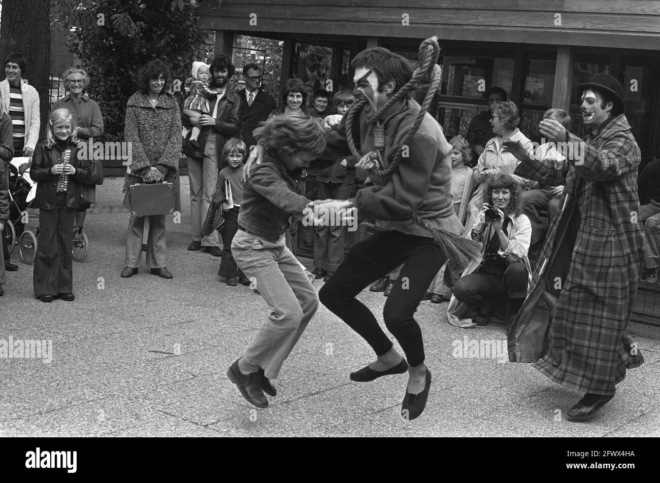 Teatro di strada inglese Friends Road Show ad Amsterdam (incluso ad Artis); membro di Friends Road Show danze con spettatore, 4 ottobre 1975, teatri di strada, Paesi Bassi, foto agenzia stampa del xx secolo, notizie da ricordare, documentario, fotografia storica 1945-1990, storie visive, Storia umana del XX secolo, che cattura momenti nel tempo Foto Stock
