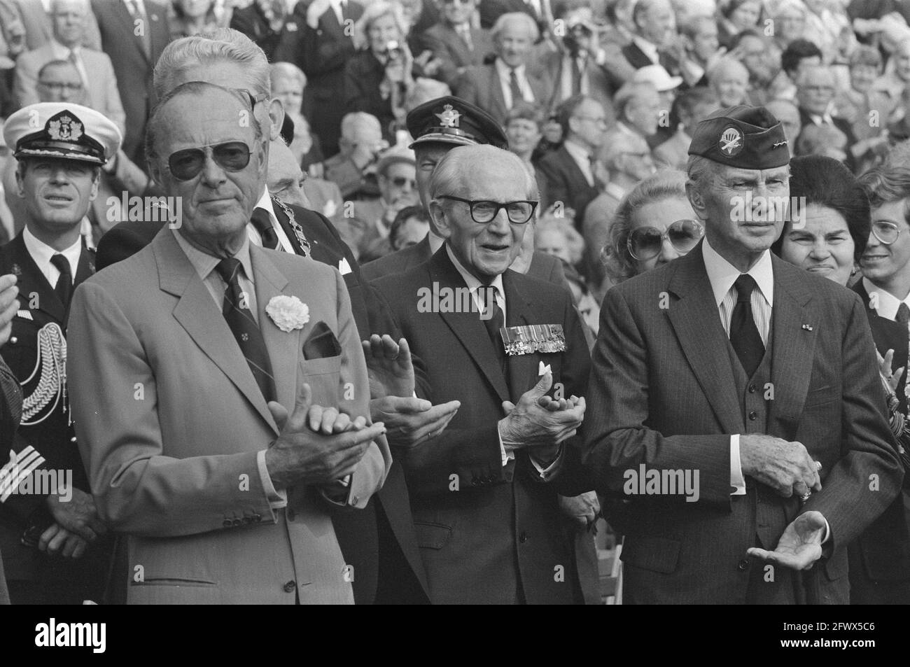 Apertura del Museo della Liberazione a Nijmegen e commemorazione del Giardino del mercato operativo; da sinistra a destra: Il Principe Bernhard; ex generale britannico Sir Allan H.S. Adair (Divisione blindata della Guardia); ex generale americano James M. Gavin (82esima Divisione US Airborne), 17 settembre 1984, commemorazioni, casa reale, Musei, ufficiali, aperture, principi, Paesi Bassi, foto agenzia stampa del xx secolo, notizie da ricordare, documentario, fotografia storica 1945-1990, storie visive, Storia umana del XX secolo, che cattura momenti nel tempo Foto Stock