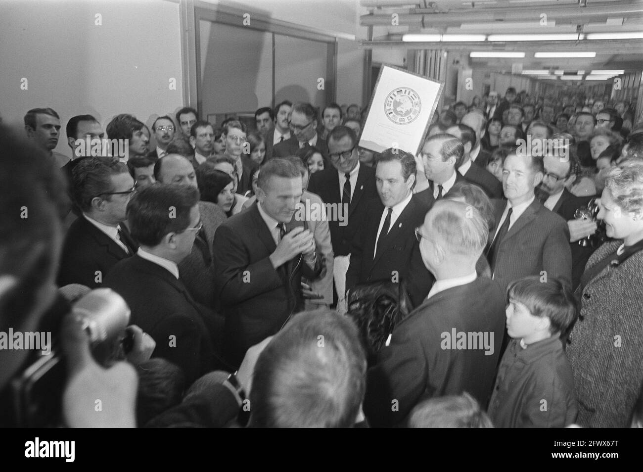 L'astronauta Frank Borman visita il Centro spaziale europeo di Noordwijk, 11 febbraio 1969, astronauti, visite, I Paesi Bassi, foto agenzia stampa del XX secolo, notizie da ricordare, documentario, fotografia storica 1945-1990, storie visive, Storia umana del XX secolo, che cattura momenti nel tempo Foto Stock