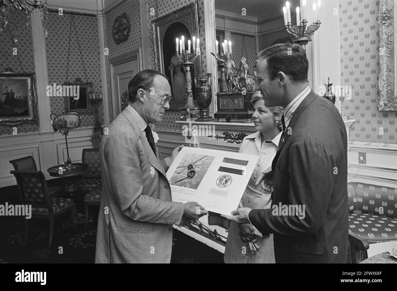 L'astronauta Jack Lousma con il principe Bernhard, da sinistra a destra il principe Bernhard, la signora Lousma e Jack Lousma con foto di Skylab, 19 giugno 1974, astronauti, foto, princes, Paesi Bassi, foto agenzia stampa del XX secolo, notizie da ricordare, documentario, fotografia storica 1945-1990, storie visive, Storia umana del XX secolo, che cattura momenti nel tempo Foto Stock