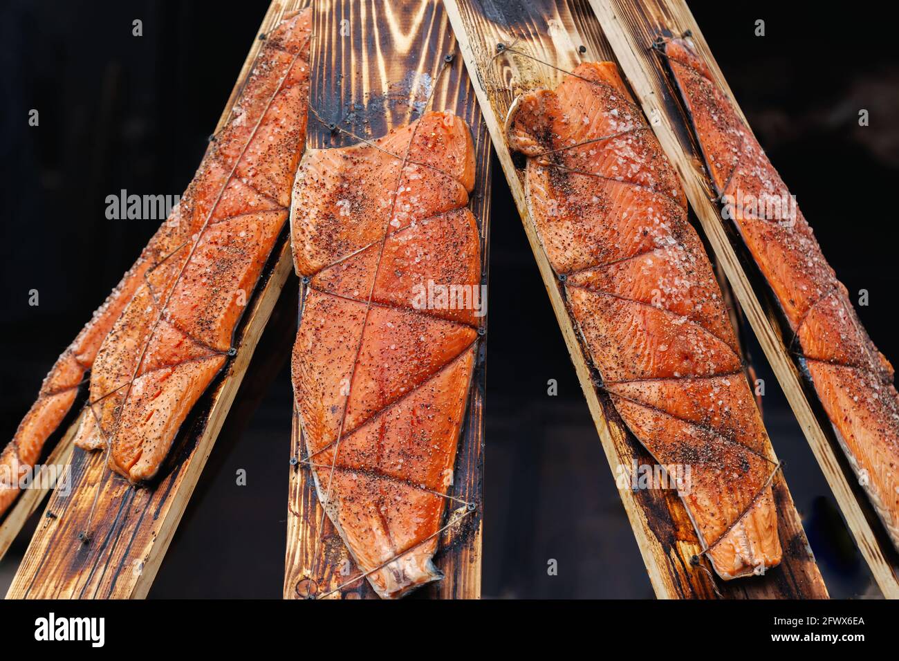 Filetto di salmone selvatico con sale e spezie su Cedar Planks. Cucina sul barbecue. Barbecue, concetto di griglia Foto Stock