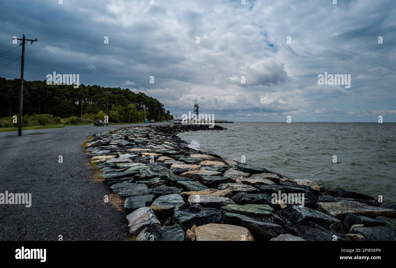 Una foto di paesaggio una strada che si snoda lungo la costa rocciosa dell'isola di Tilghman. Foto Stock