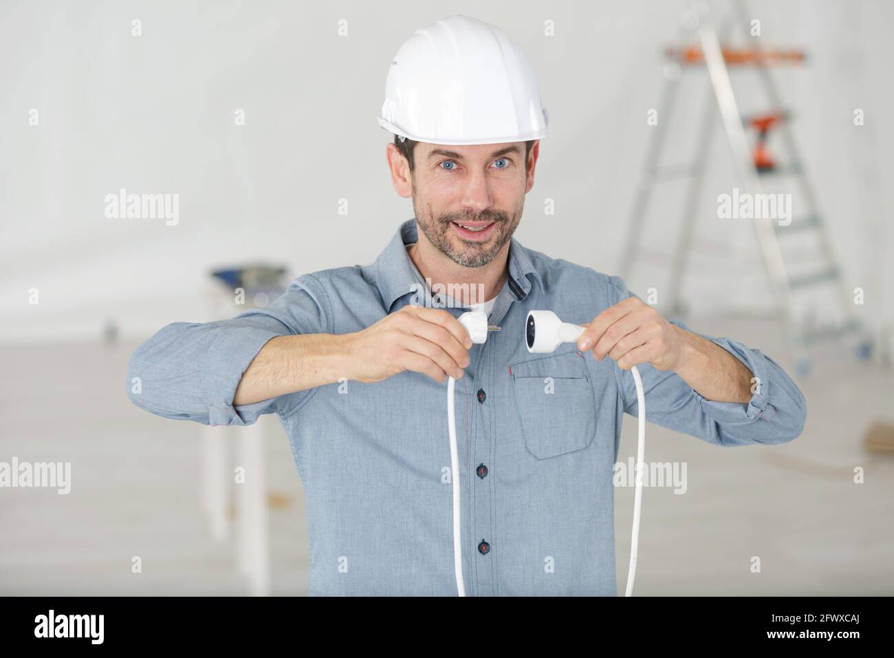 un bell'elettricista al lavoro Foto Stock