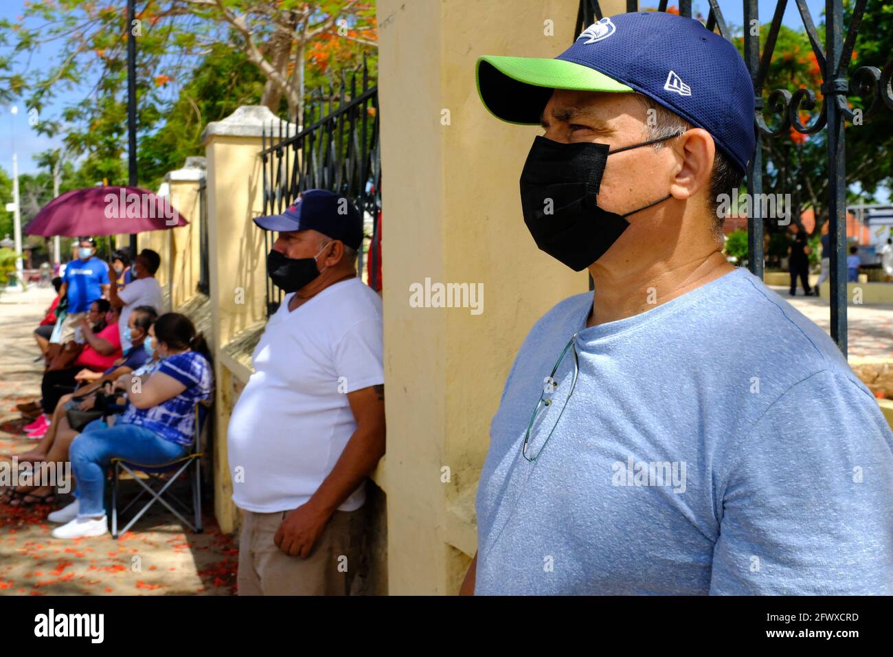 Persone che guardano una partita durante il Covid-19 Pandemic, Merida Messico Foto Stock