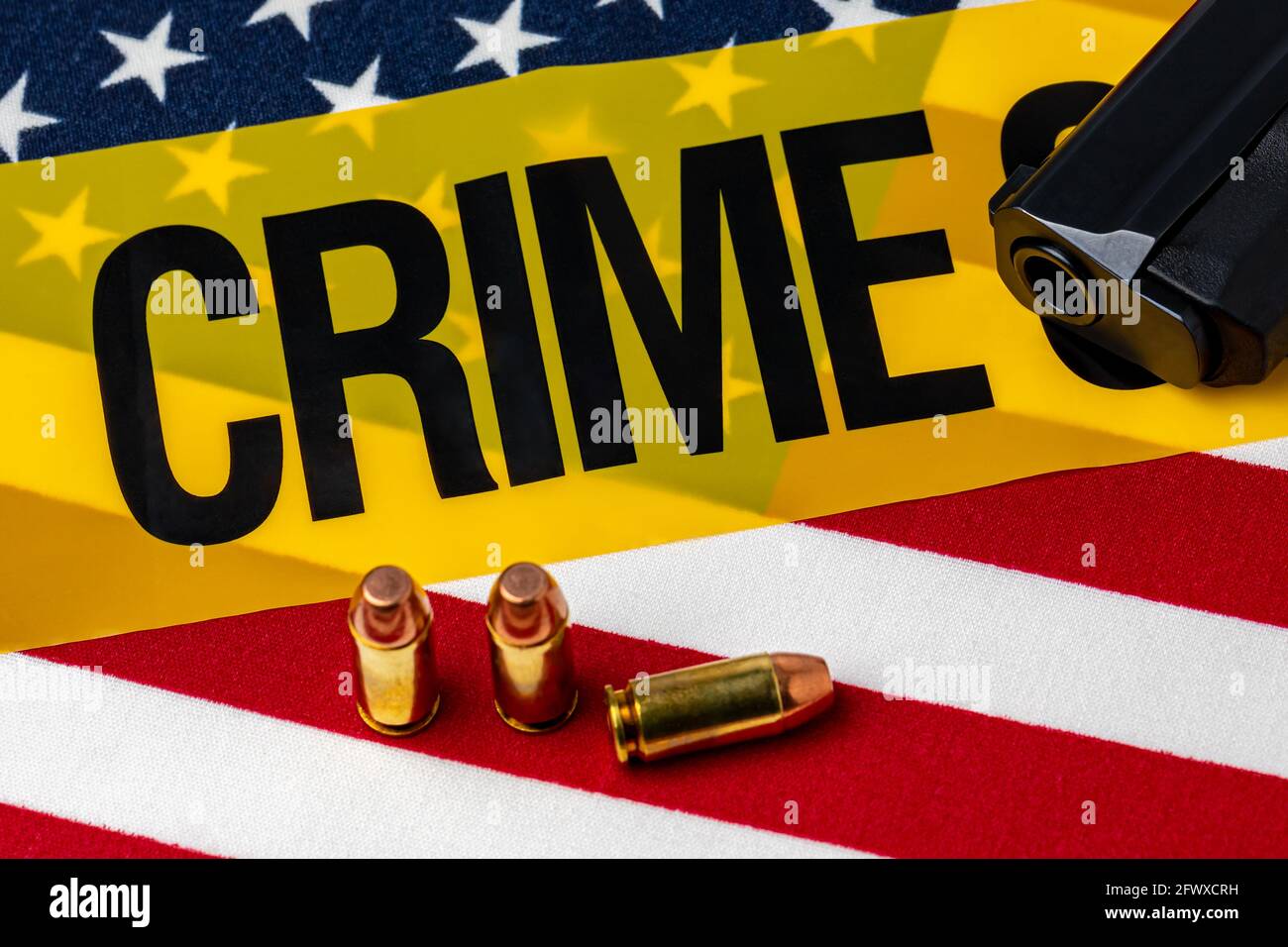 Pistola, munizioni, nastro scena del crimine e bandiera americana. Concetto di vendita illegale di armi da fuoco, crimine e violenza delle armi. Foto Stock