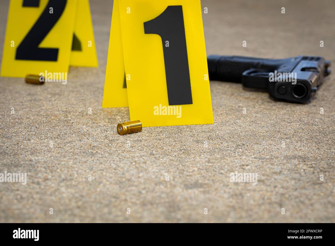 Guscio della pistola in scena del crimine. Violenza delle armi, sparatorie di massa e indagini sulla omicidi. Foto Stock